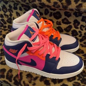 Worn 2/4 times. Comfy